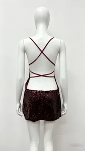 Vista trasera de un mini vestido de lentejuelas burdeos con sexys tirantes cruzados atrás