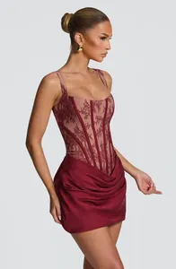 Detailweergave van een elegante wijnrode kanten corsethark met een geplooide rok.
