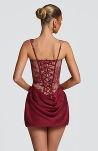 Achteraanzicht van bordeauxrode kanten korset mini-jurk met elegant gedrapeerde rok