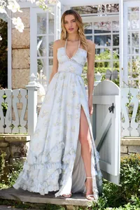 Élégante robe longue fleurie bleu clair avec fente haute et détails de perles
