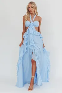 Elegante abito lungo azzurro con scollo all'americana, balze e un orlo asimmetrico.