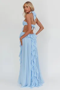 Elegante abito lungo azzurro senza schiena con volant e gonna fluida e leggera