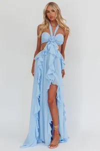 Abito lungo azzurro a balze con scollo all'americana, dettaglio ritaglio e spacco alto