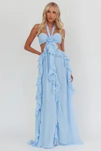 Elegante abito lungo azzurro con scollo all'americana, volant e cut-out per l'estate.