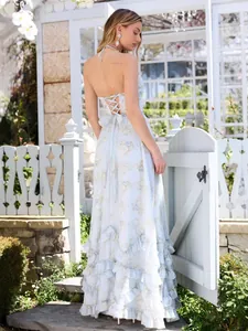 Élégante robe longue fleurie bleue à licou et dos nu pour les vacances d'été.