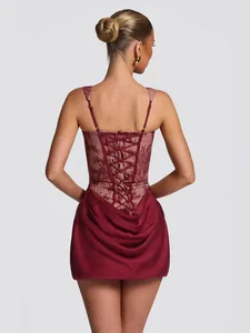 Achteraanzicht van een bordeauxrode kanten korset mini-jurk met een elegant veterdetail