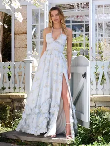 Élégante robe longue fleurie bleue à licou avec dos nu et fente haute sur la jambe