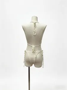 Vue arrière détaillée d'un bikini au crochet blanc sur mannequin pour style de plage