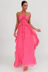 Elegante abito lungo fucsia con scollo all'americana, volant e dettagli floreali.