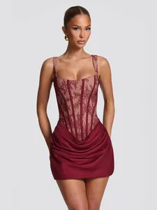 Bordeauxrode kanten korset-mini-jurk met elegante gedrapeerde rok
