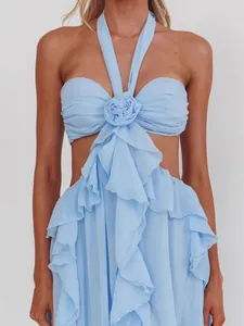 Elegante abito lungo azzurro con scollo all'americana, dettaglio floreale 3D e gonna a balze