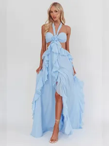 Abito lungo celeste con volant, scollo all'americana, cut-out e orlo irregolare