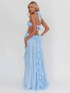 Elegante abito lungo azzurro con scollatura a cavezza e volant per feste estive