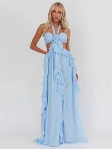 Elegante abito lungo azzurro con scollo all'americana, volant e sexy ritagli in vita