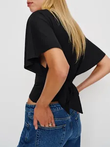 Gedetailleerd aanzicht van de elegante strik op de rug van deze zwarte slim-fit top.
