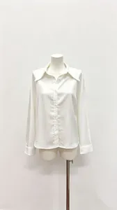 Élégante chemise en satin blanc à rayures pour femmes sur un mannequin de couture