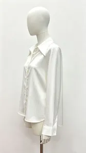 Vue de profil d'une chemise satinée blanche à rayures sur un mannequin minimaliste.