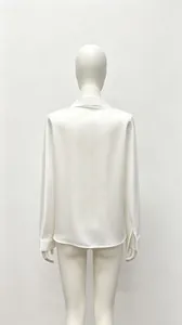 Vue arrière d'une chemise en satin blanc à manches longues avec fines rayures sur un mannequin
