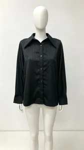 Détail de face d'une chemise en satin à rayures noires sur un mannequin