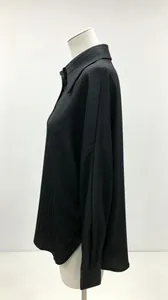 Vue latérale d'une chemise élégante en satin à rayures noires sur un mannequin de couture