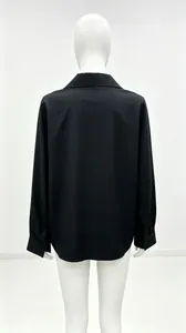 Vue arrière d'une chemise à manches longues en satin noir rayé sur un mannequin blanc