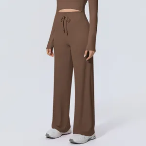 Detailansicht der braunen Yoga-Hose mit hohem Bund, weitem Bein und Kordelzug