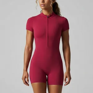 Vista detallada de body de yoga color granate para mujer con cremallera delantera