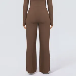 Detaillierte Rückansicht der kaffeebraunen, hochtaillierten Yoga-Hose mit weitem Bein aus Nylon