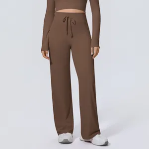 Detailansicht der braunen Yoga-Hose mit hoher Taille, weitem Bein und Kordelzugbund