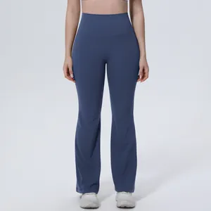 Détail de ce pantalon de yoga évasé à taille haute respirant en bleu poussière élégant
