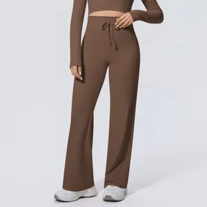 Detailansicht einer braunen Yogahose mit hoher Taille und praktischem Kordelzug am Bund.