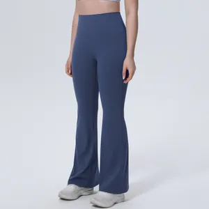 Détail d'un legging de yoga évasé à taille haute en tissu bleu respirant et extensible