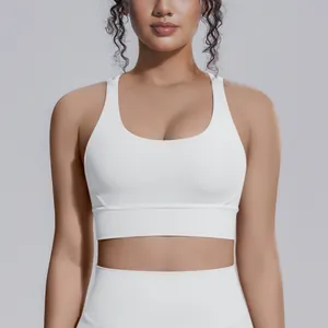 Vista dettagliata di un reggiseno sportivo bianco senza cuciture per yoga e fitness.