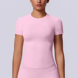 Dettaglio del tessuto rosa senza cuciture traspirante di questo top fitness da donna