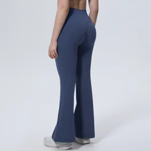 Détail du pantalon de yoga évasé taille haute montrant l'effet galbant et le tissu