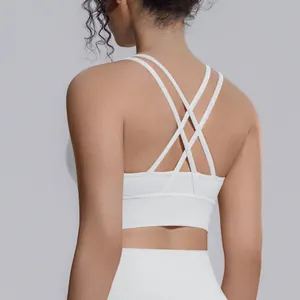 Primo piano dettagliato di un reggiseno sportivo bianco con incrocio dietro per lo yoga