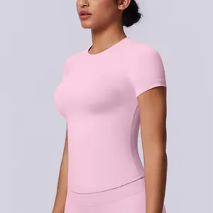 Primo piano della texture di una t-shirt rosa da yoga senza cuciture ad alta elasticità