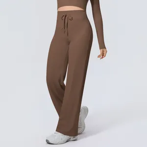 Detailansicht der braunen Yoga-Hose mit hoher Taille, weitem Bein und Kordelzug.