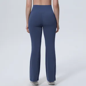 Vue arrière détaillée d'un pantalon de yoga évasé bleu à taille haute pour le fitness