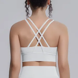 Vista posteriore dettagliata di un reggiseno sportivo bianco con doppie spalline incrociate.