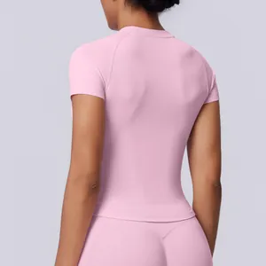 Vista posteriore di una t-shirt da yoga rosa senza cuciture ad alta elasticità sportiva