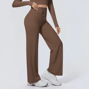 Detailansicht der braunen Yoga-Hose mit weitem Bein, hoher Taille und dem Kordelzug