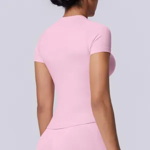Vista posteriore di una t-shirt sportiva rosa senza cuciture e altamente elastica