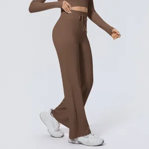 Detailansicht der braunen Damen Yoga-Hose mit hoher Taille und weitem Bein mit Kordelzug