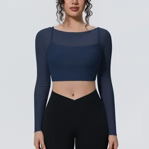 Dettaglio del crop top da yoga a maniche lunghe in mesh blu navy con design fake two-piece