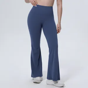 Vue détaillée du pantalon de yoga évasé bleu à taille haute pour l'entraînement