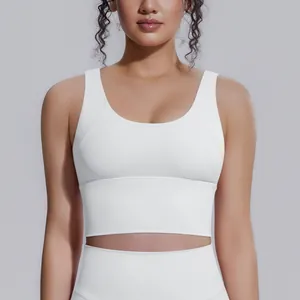 Vista frontale dettagliata di un reggiseno sportivo da yoga bianco ad alto impatto con fascia