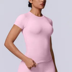 Dettaglio della maglietta sportiva rosa senza cuciture ad alta elasticità per yoga.