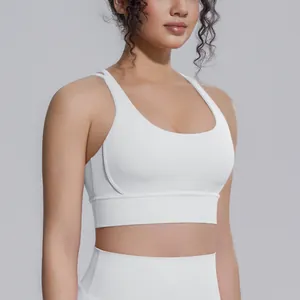 Dettaglio di un reggiseno sportivo bianco con ampia fascia elastica e scollo a U
