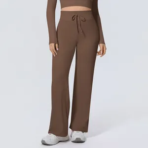 Detailansicht der braunen Yoga-Hose mit hohem Bund, weitem Bein und Kordelzug-Taille